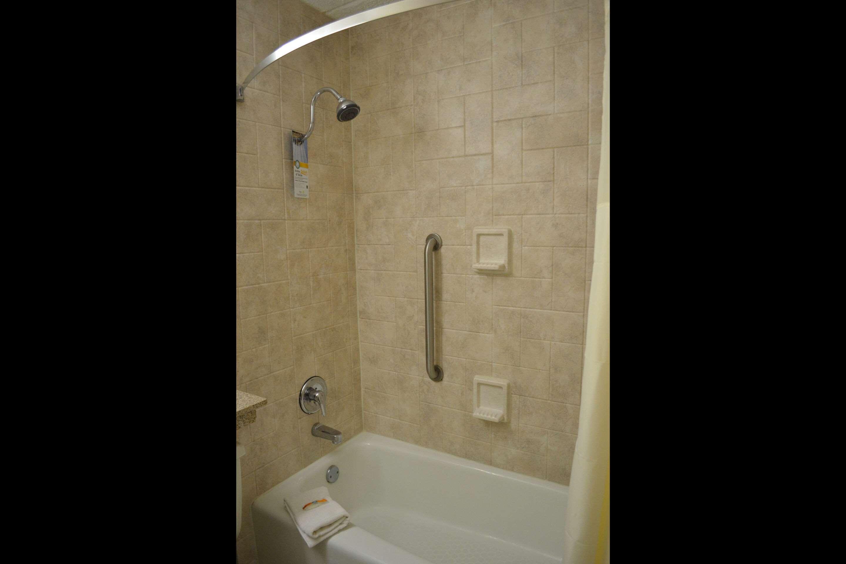 Quality Inn Бекли Екстериор снимка