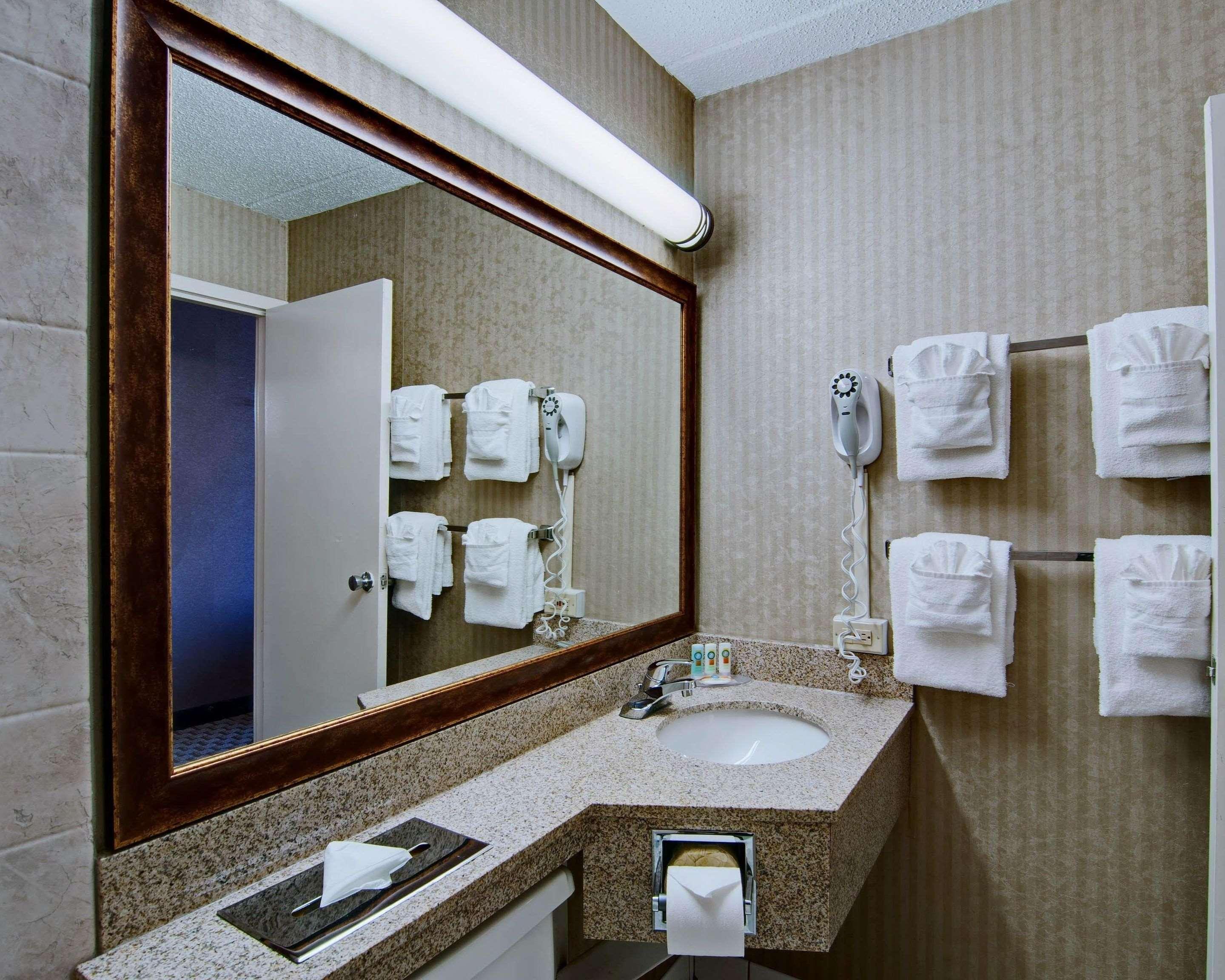 Quality Inn Бекли Екстериор снимка