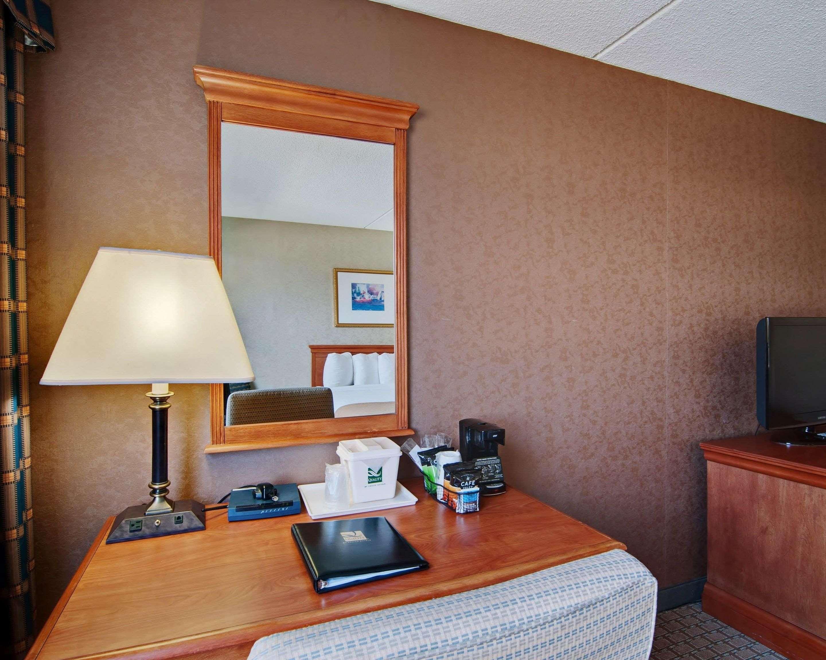 Quality Inn Бекли Екстериор снимка