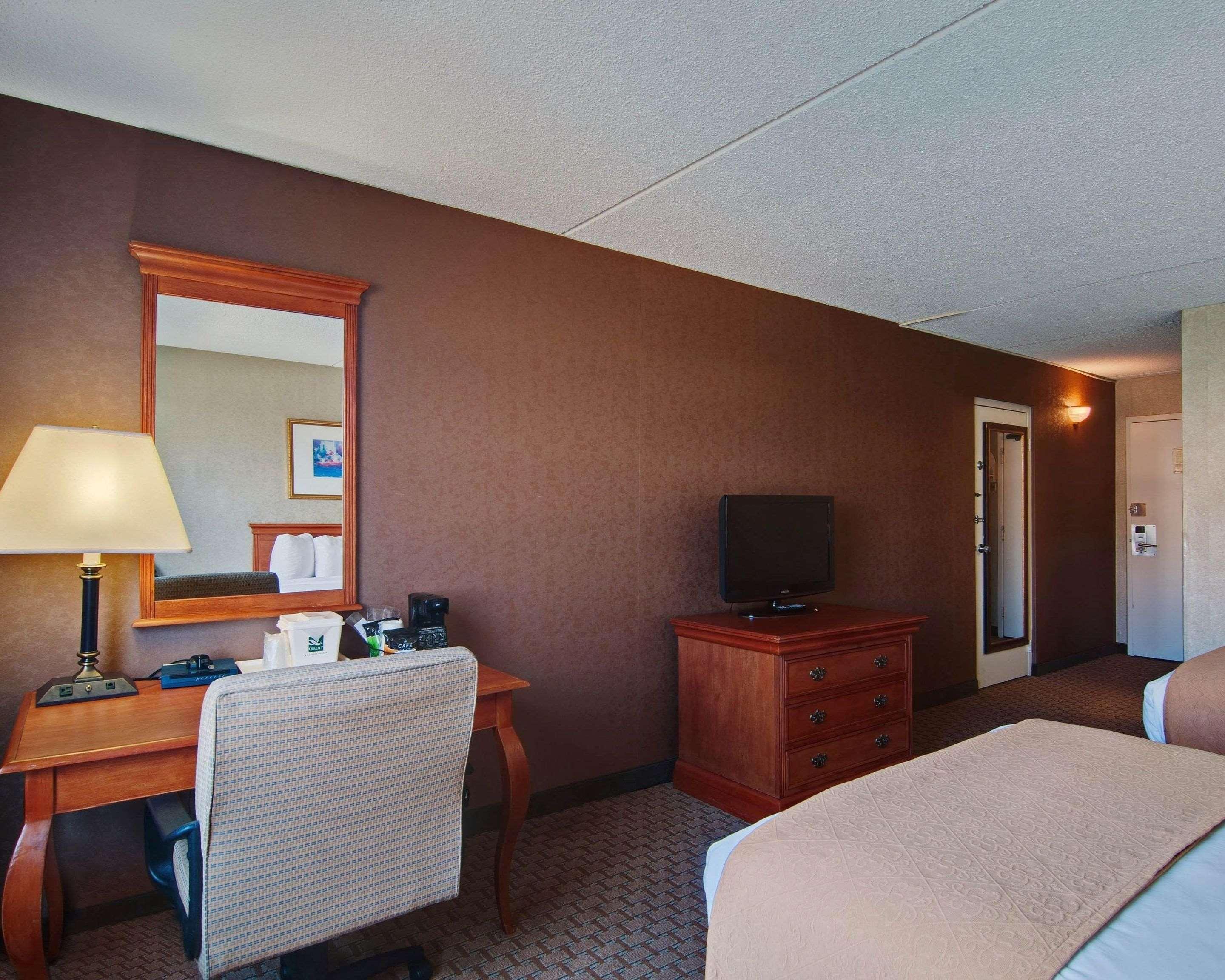 Quality Inn Бекли Екстериор снимка