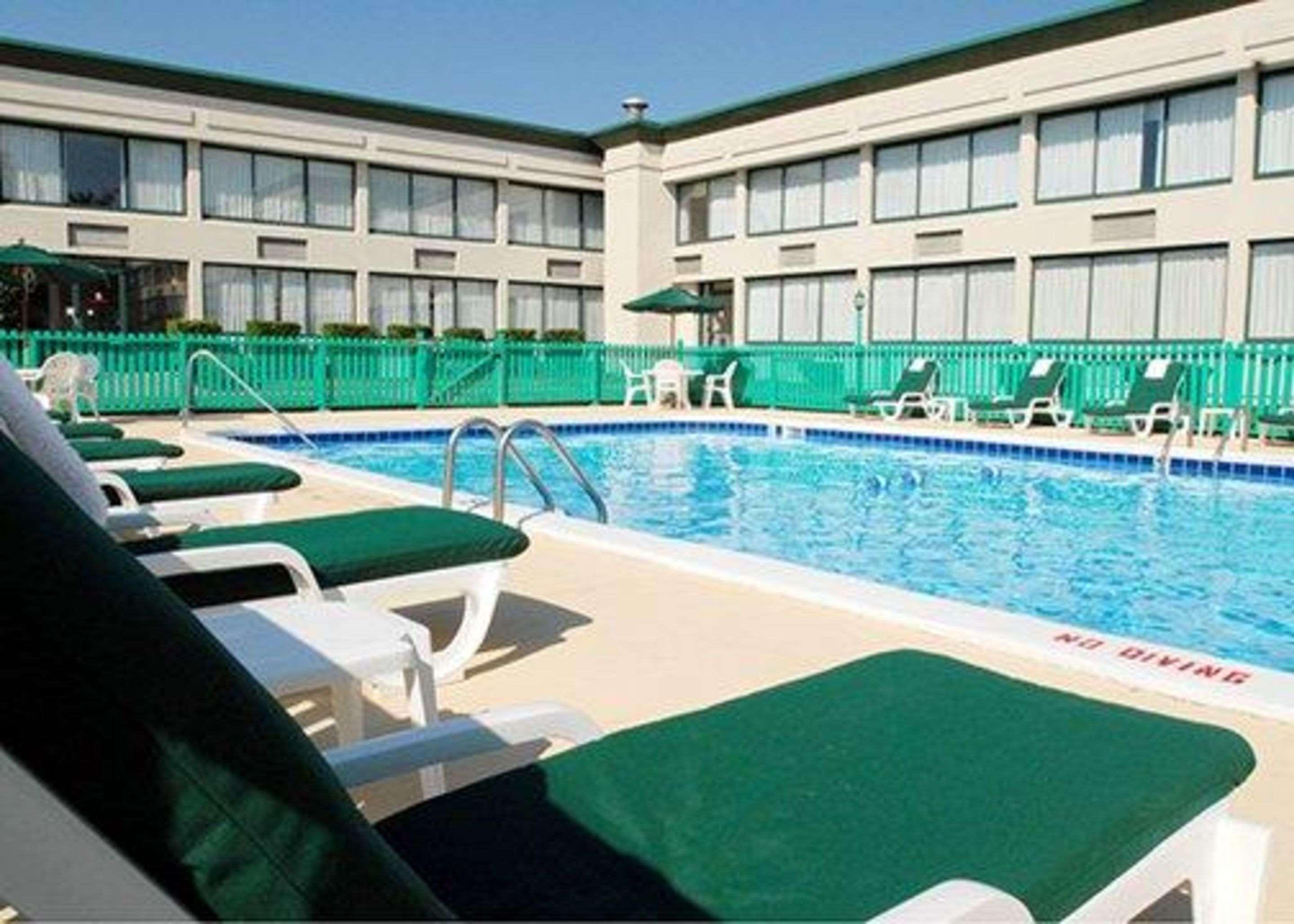 Quality Inn Бекли Екстериор снимка