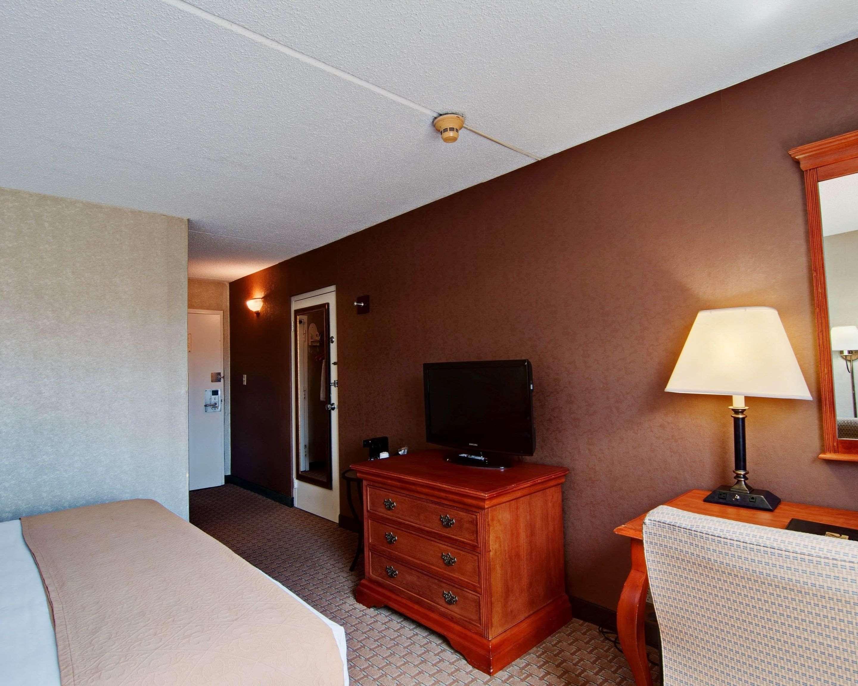 Quality Inn Бекли Екстериор снимка