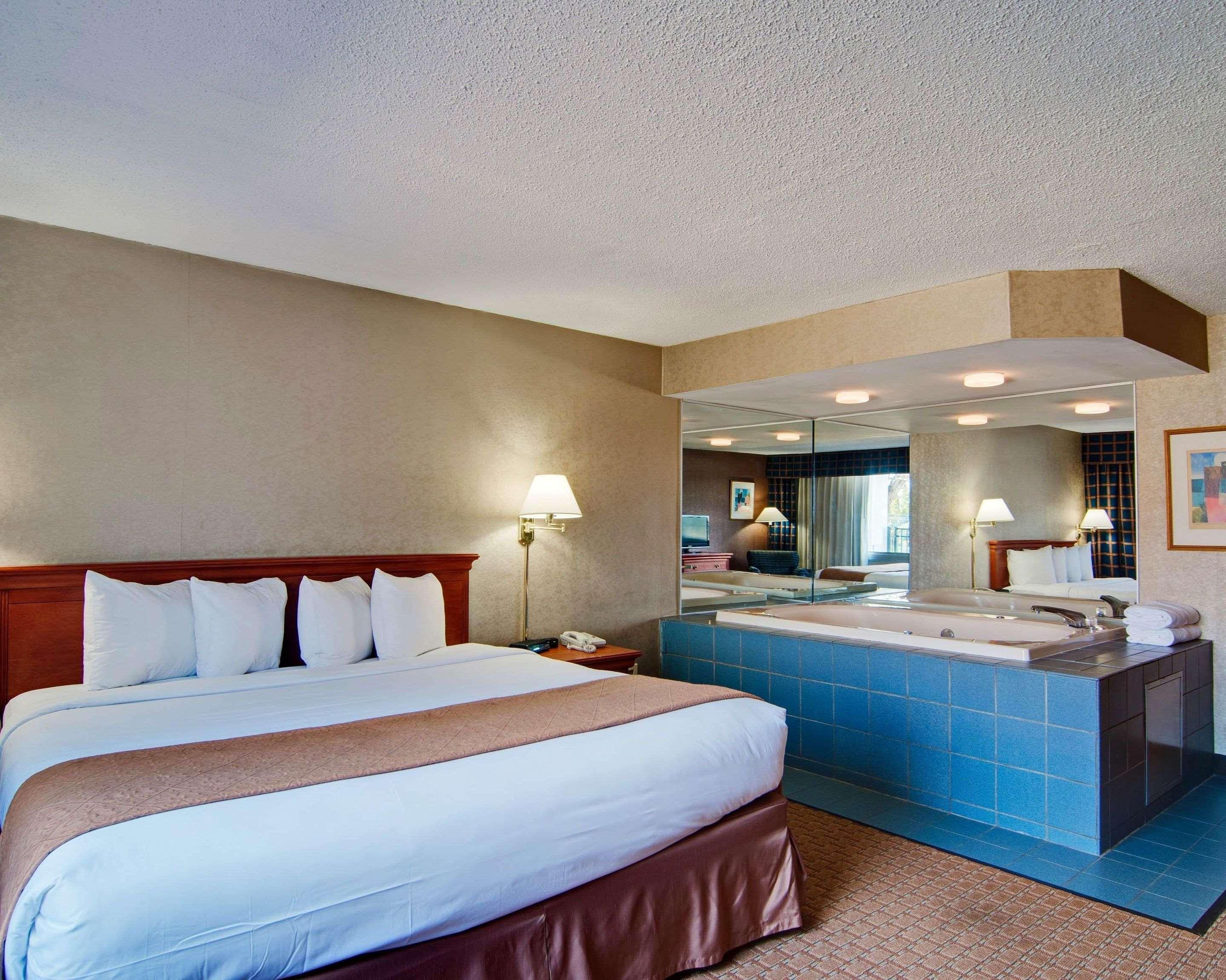 Quality Inn Бекли Екстериор снимка