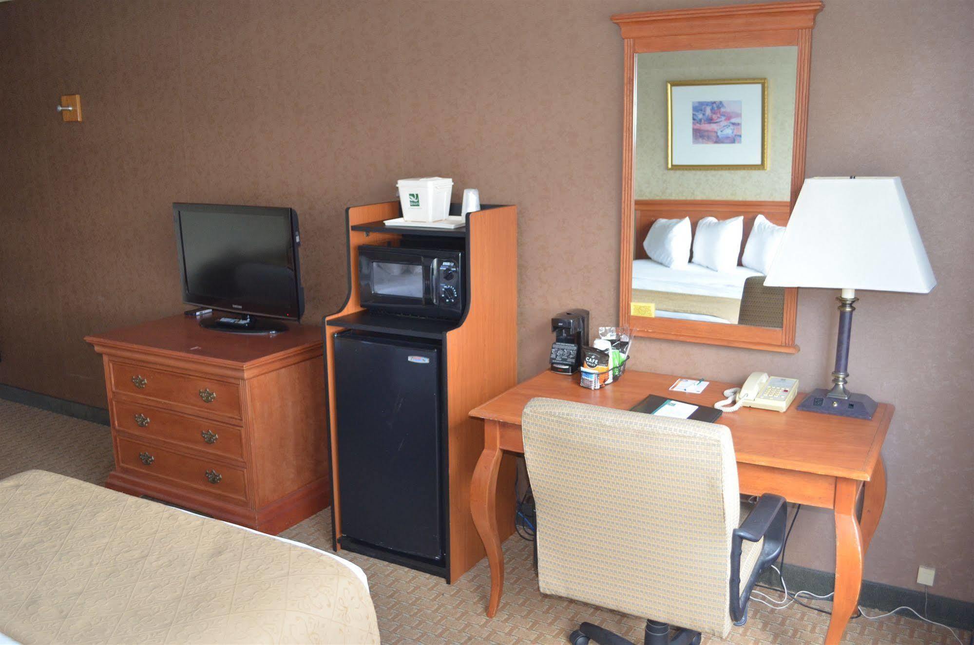 Quality Inn Бекли Екстериор снимка
