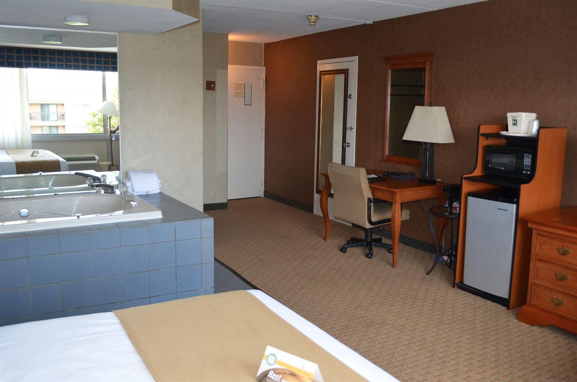 Quality Inn Бекли Екстериор снимка